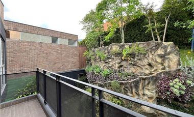 Vendo hermosa casa en Envigado sector Montessori