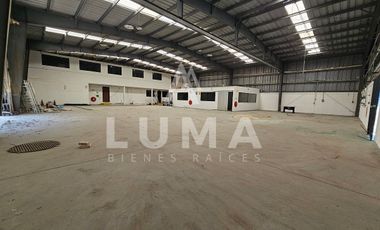 Renta de Nave industrial,  oficinas y patio de maniobras en Ave Edzna