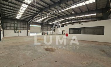 Renta de Nave industrial,  oficinas y patio de maniobras en Ave Edzna