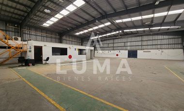 Renta de Nave industrial,  oficinas y patio de maniobras en Ave Edzna