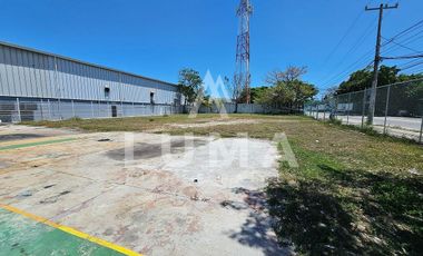 Renta de Nave industrial,  oficinas y patio de maniobras en Ave Edzna