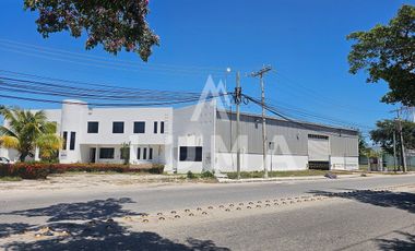Renta de Nave industrial,  oficinas y patio de maniobras en Ave Edzna