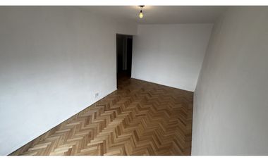 Venta tres ambientes con lavadero - piso alto vista abierta - flores