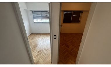 Venta tres ambientes con lavadero - piso alto vista abierta - flores