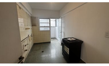 Venta tres ambientes con lavadero - piso alto vista abierta - flores
