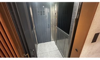 Venta tres ambientes con lavadero - piso alto vista abierta - flores