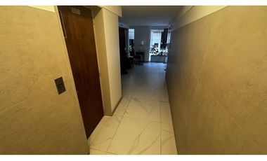 Venta tres ambientes con lavadero - piso alto vista abierta - flores