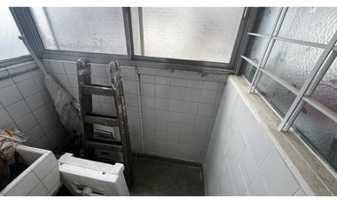 Venta tres ambientes con lavadero - piso alto vista abierta - flores