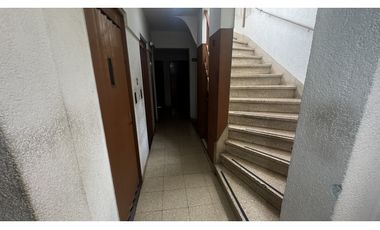 Venta tres ambientes con lavadero - piso alto vista abierta - flores