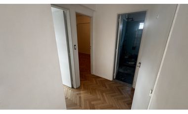 Venta tres ambientes con lavadero - piso alto vista abierta - flores