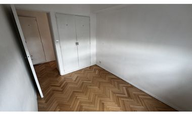 Venta tres ambientes con lavadero - piso alto vista abierta - flores
