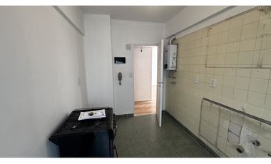 Venta tres ambientes con lavadero - piso alto vista abierta - flores
