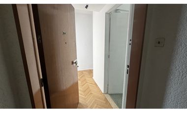 Venta tres ambientes con lavadero - piso alto vista abierta - flores