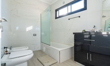 CASA 4 DORMITORIOS GALPON PILETA COUNTRY LOGARITMO