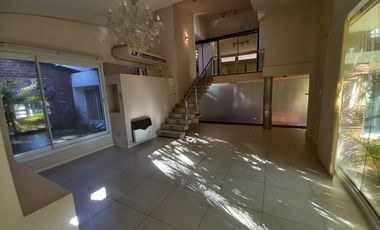 REMAX vende Casa de Categoria. Excelente ubicación