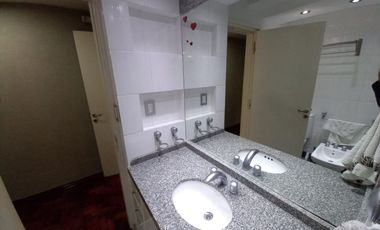 REMAX vende Casa de Categoria. Excelente ubicación