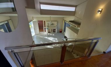REMAX vende Casa de Categoria. Excelente ubicación