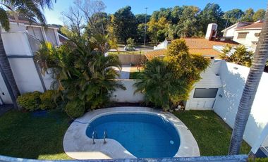 REMAX vende Casa de Categoria. Excelente ubicación