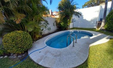 REMAX vende Casa de Categoria. Excelente ubicación