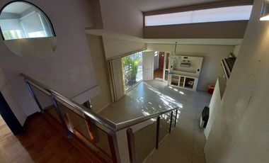 REMAX vende Casa de Categoria. Excelente ubicación