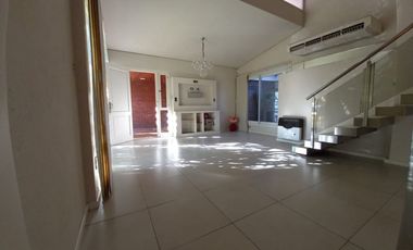 REMAX vende Casa de Categoria. Excelente ubicación