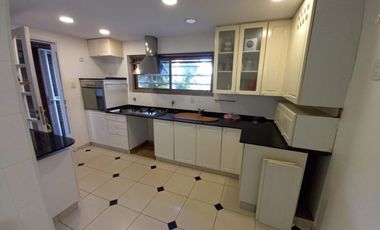 REMAX vende Casa de Categoria. Excelente ubicación