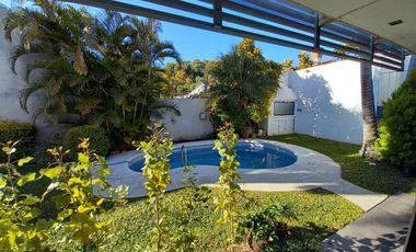 REMAX vende Casa de Categoria. Excelente ubicación