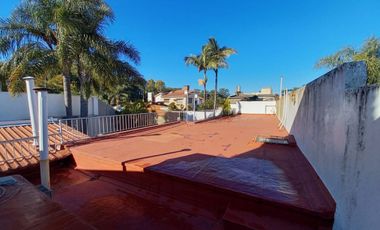 REMAX vende Casa de Categoria. Excelente ubicación