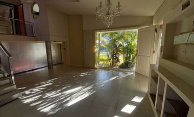 REMAX vende Casa de Categoria. Excelente ubicación