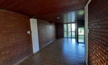 REMAX vende Casa de Categoria. Excelente ubicación