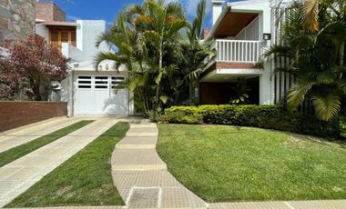 REMAX vende Casa de Categoria. Excelente ubicación