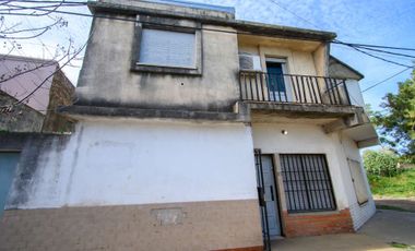 3 departamentos y galpón. SE VENDE