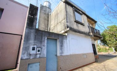 3 departamentos y galpón. SE VENDE