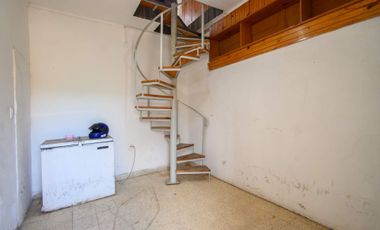 3 departamentos y galpón. SE VENDE