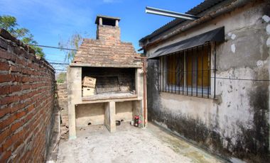 3 departamentos y galpón. SE VENDE