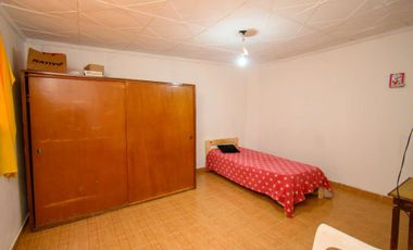 3 departamentos y galpón. SE VENDE