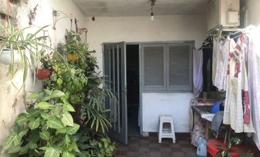 3 departamentos y galpón. SE VENDE