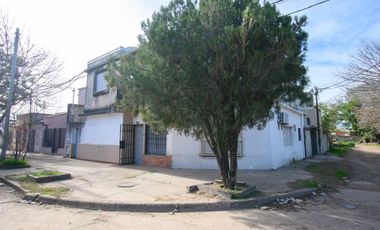 3 departamentos y galpón. SE VENDE