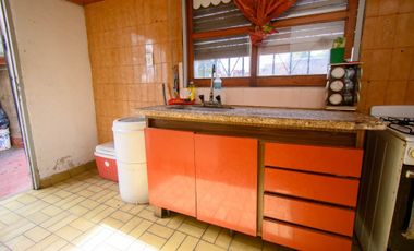 3 departamentos y galpón. SE VENDE