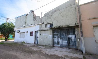 3 departamentos y galpón. SE VENDE