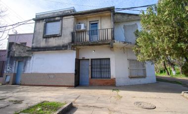 3 departamentos y galpón. SE VENDE