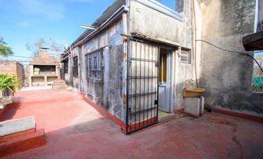 3 departamentos y galpón. SE VENDE
