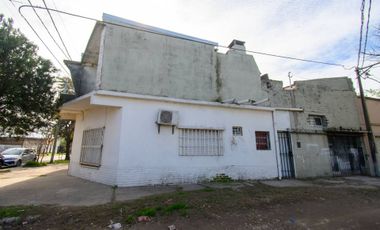 3 departamentos y galpón. SE VENDE