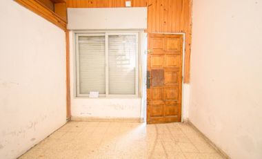 3 departamentos y galpón. SE VENDE