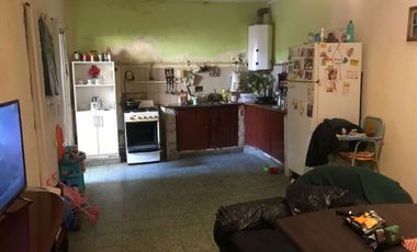 3 departamentos y galpón. SE VENDE
