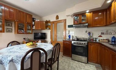 VENTA TRIPLEX 4 AMB/ VILLA LUGANO COCHERA PATIO
