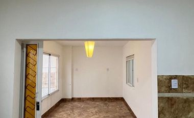 Casa 3 ambientes con cochera + Depto