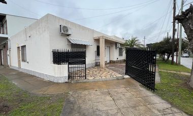 Casa 3 ambientes con cochera + Depto