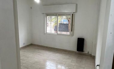 Casa 3 ambientes con cochera + Depto