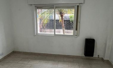 Casa 3 ambientes con cochera + Depto